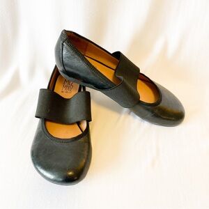MIZ MOOZ DELFINA LEATHER ROUND MARY JANE FLATS-Size 8 strap